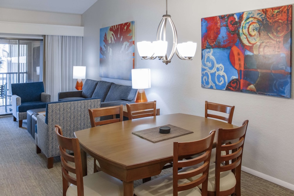 2 Bedroom 1 KG 2TWN Suite Hear Acc/Roll-in Shower