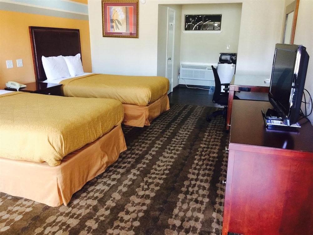 Room, 2 Queen Beds, Smoking photo 2