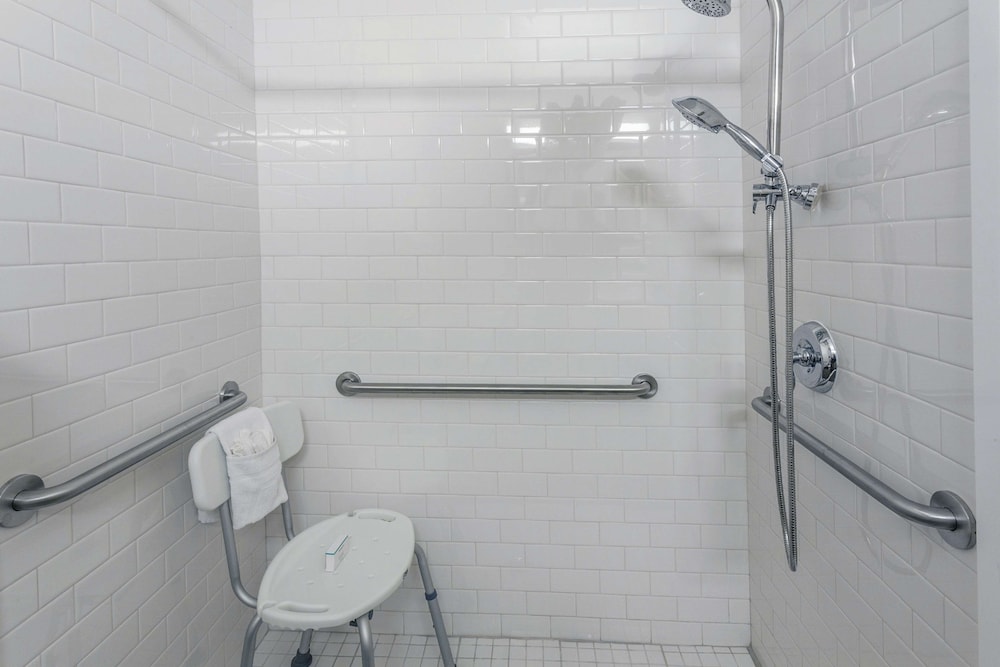 Room, Accessible, Non Smoking - Photo 4