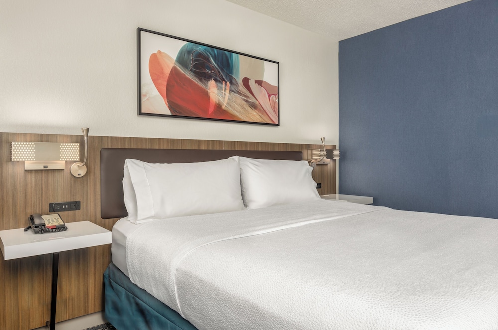 Room, 1 King Bed, Accessible (Hearing) - Photo 1