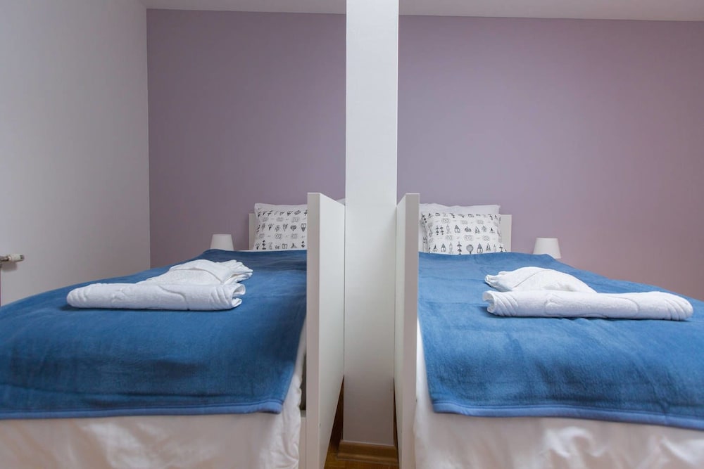 Twin Room, Shared Bathroom (4)