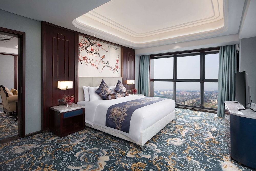 Suite, 1 King Bed, Smoking (VIP Room) photo 3