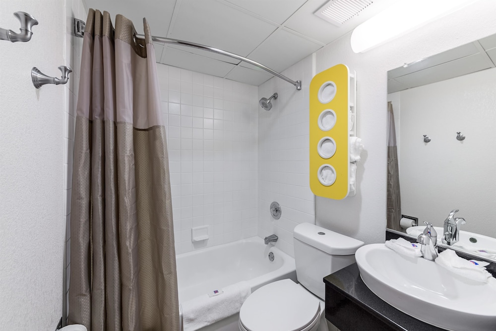 Standard Room, 2 Double Beds, Non Smoking - Photo 13