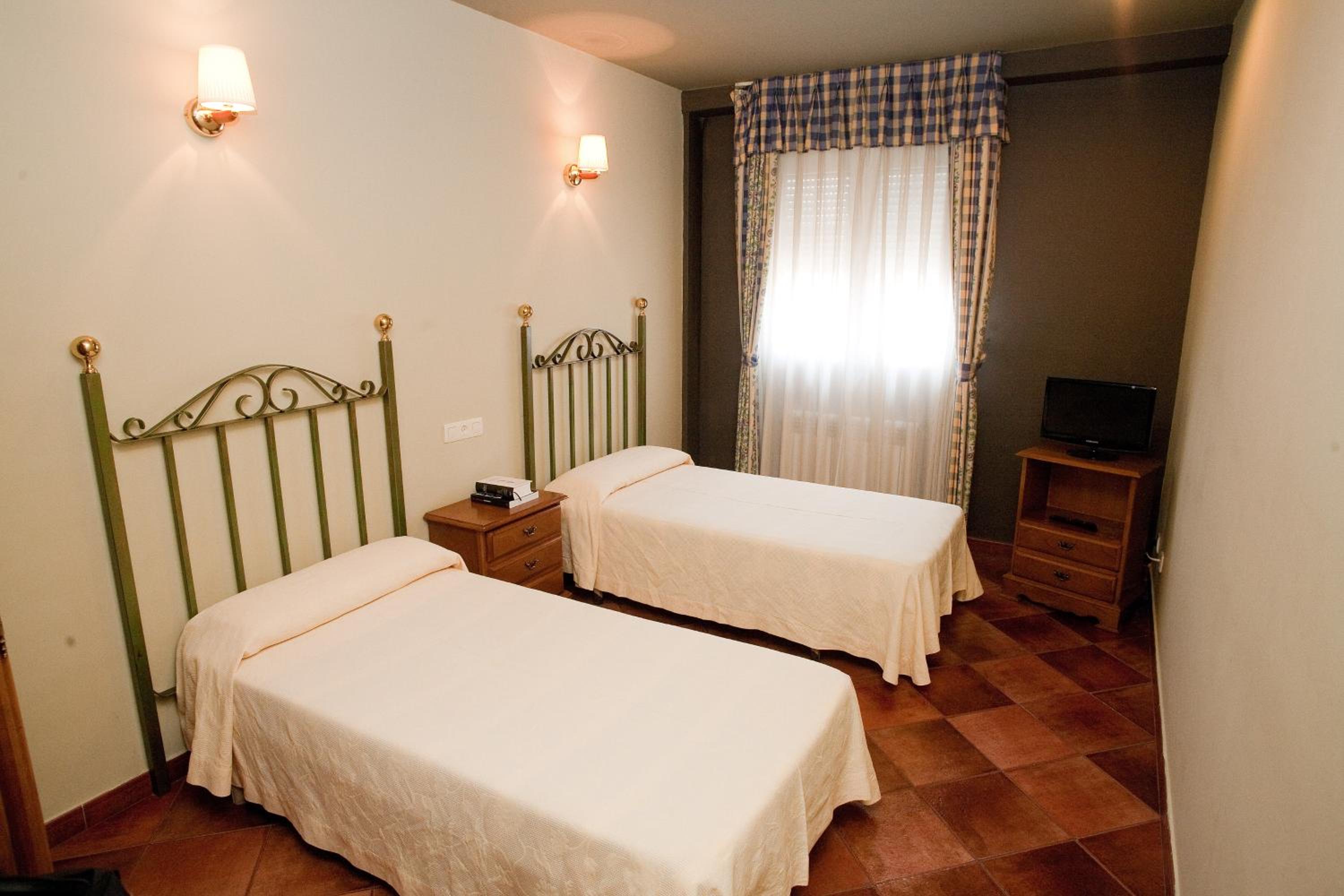 Double Room (2 Adults + 1 Child ) - Photo 4