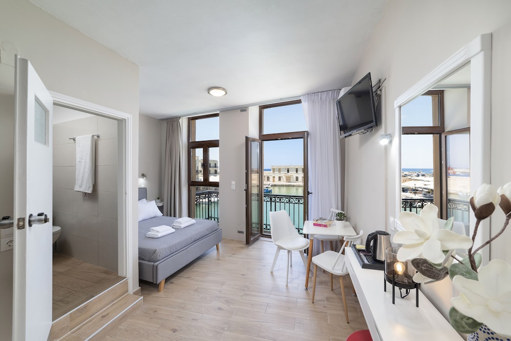 Family Room, Balcony, Harbor View photo 2