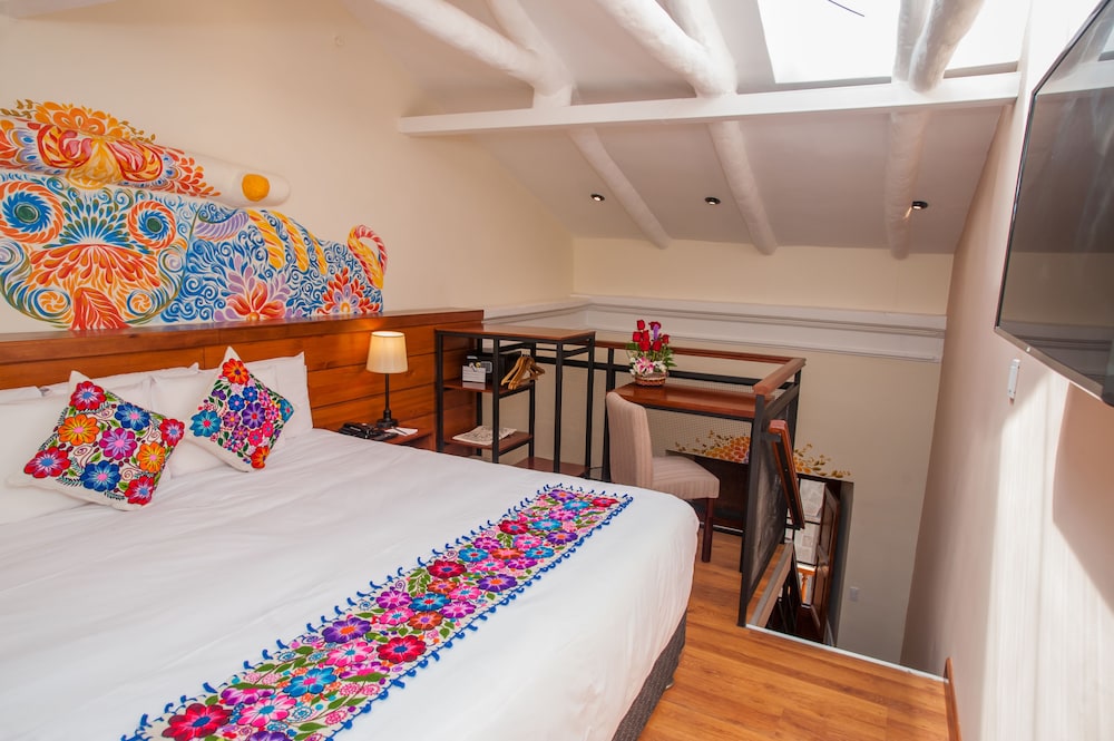 Deluxe Suite, 1 King Bed, City View photo 2