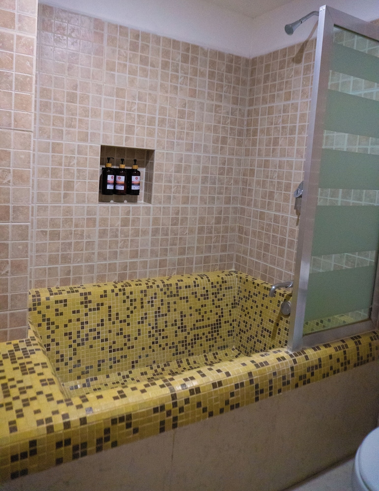 Junior Suite, 1 King Bed, Oceanfront - Photo 13