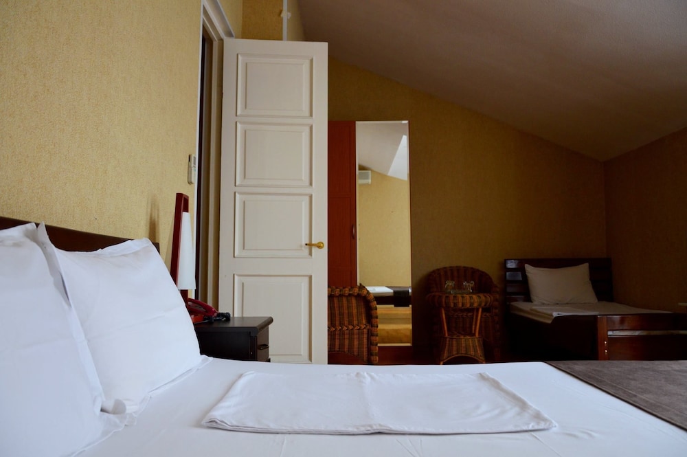 Basic Double Or Twin Room, Multiple Beds, City View photo 1