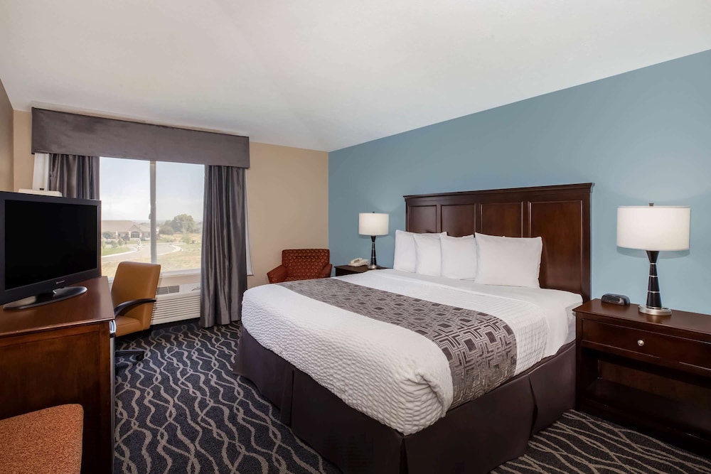 Room, 1 King Bed, Kitchen