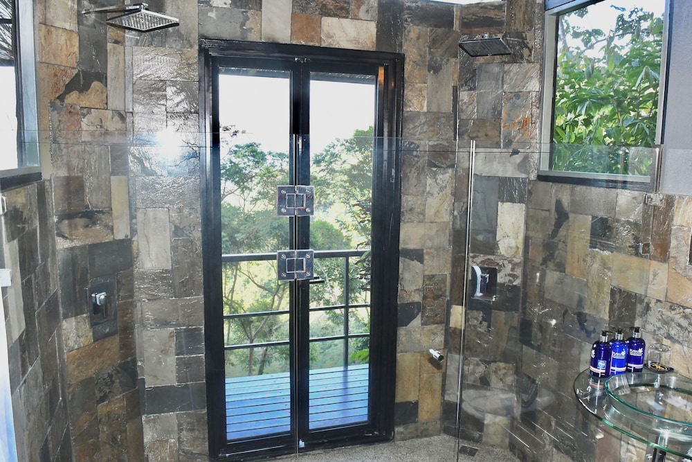 Luxury Tree House, 1 King Bed, Balcony, Ocean View photo 3