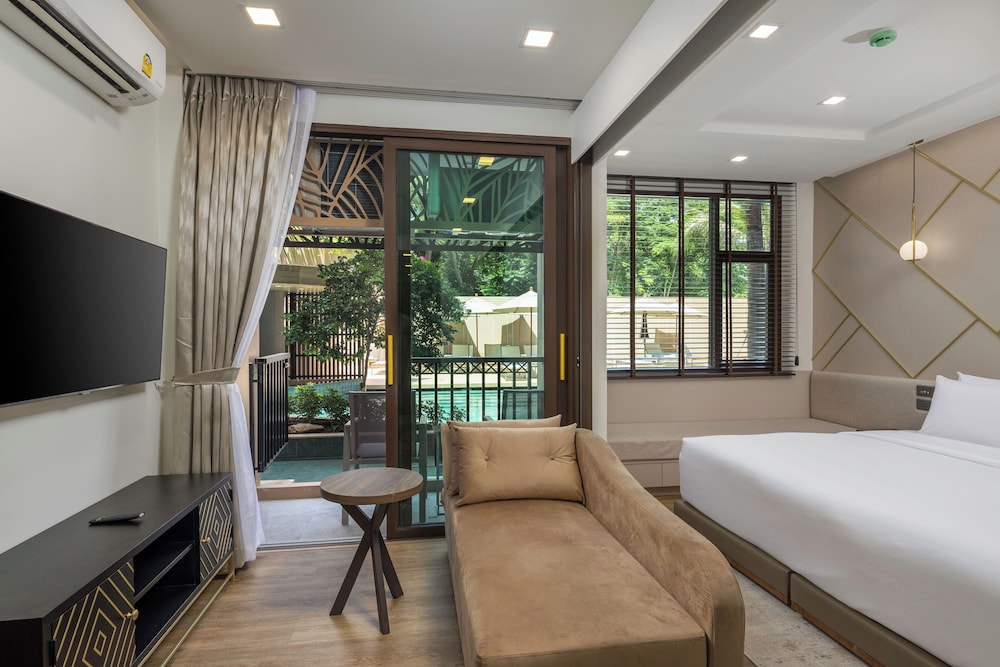 Deluxe Room, 1 King Bed, Pool Access - Photo 10