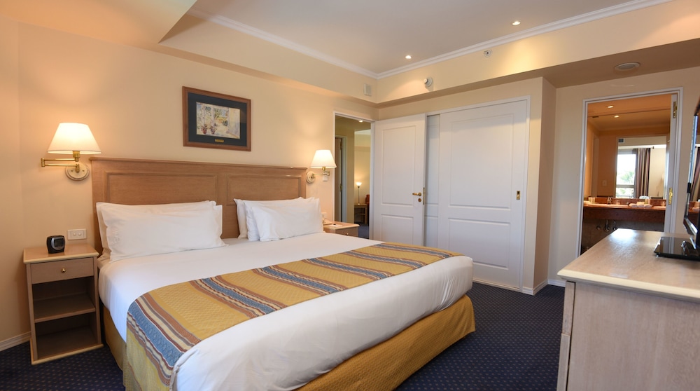 Suite, 1 King Bed, Mountain View (Pool View)