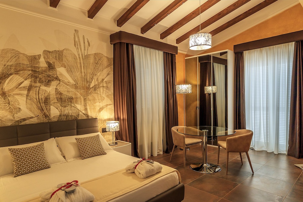 Luxury Suite, 1 King Bed photo 2