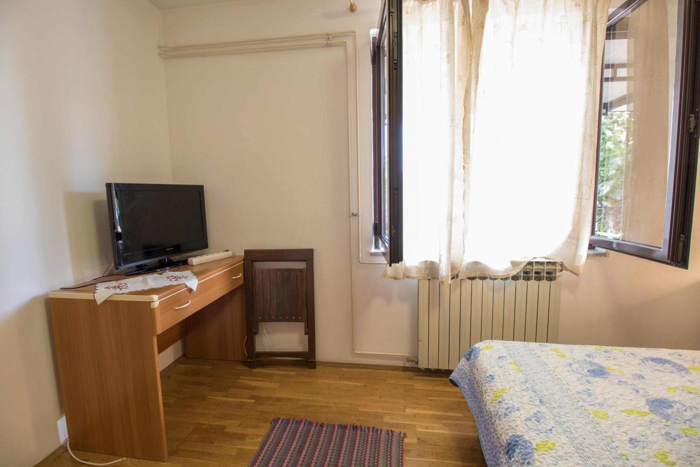 One-Bedroom Apartment - Photo 3