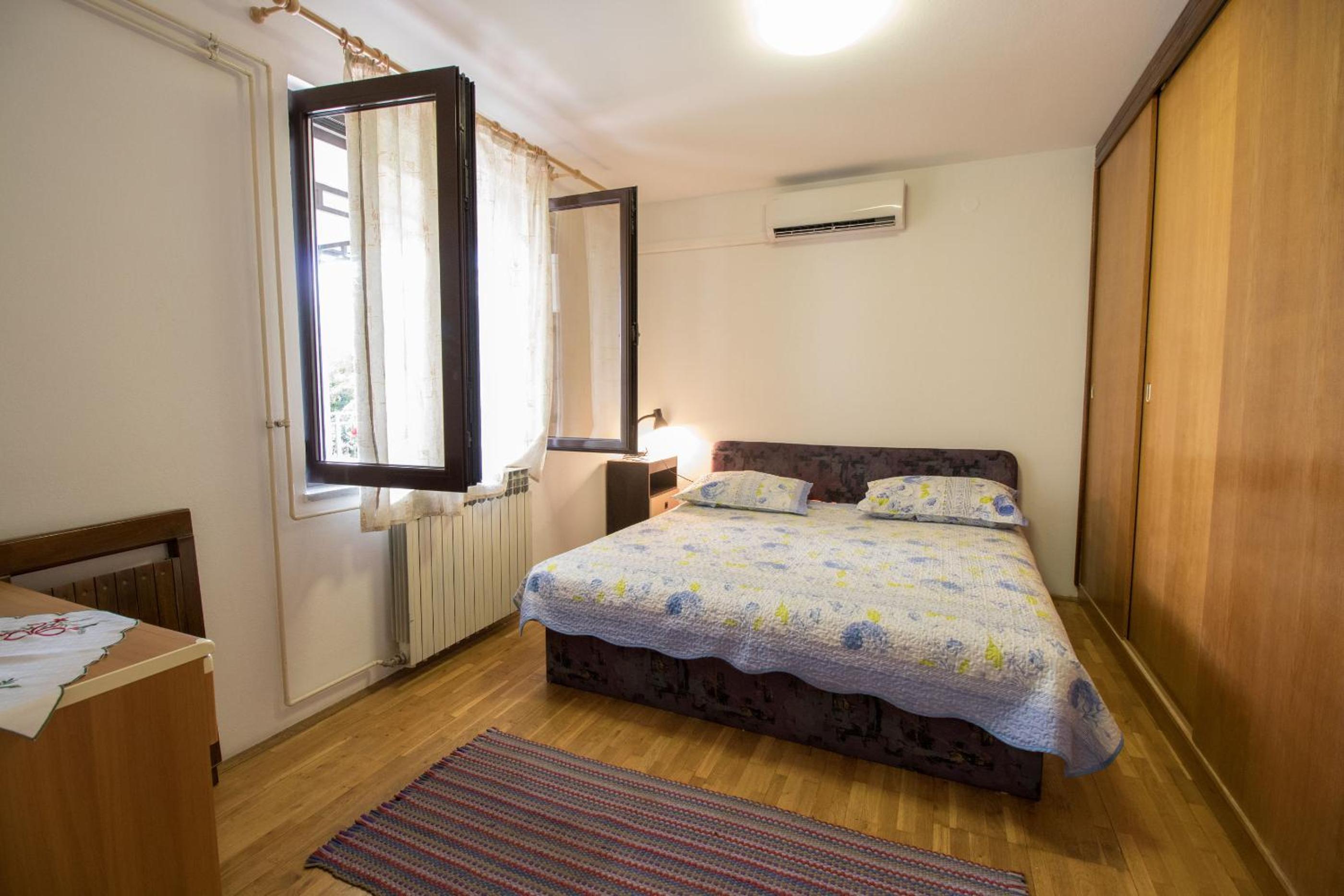 One-Bedroom Apartment - Photo 7