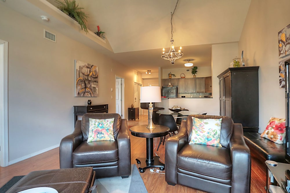 Premium Condo, 2 Bedrooms, Partial Lake View, Corner photo 2