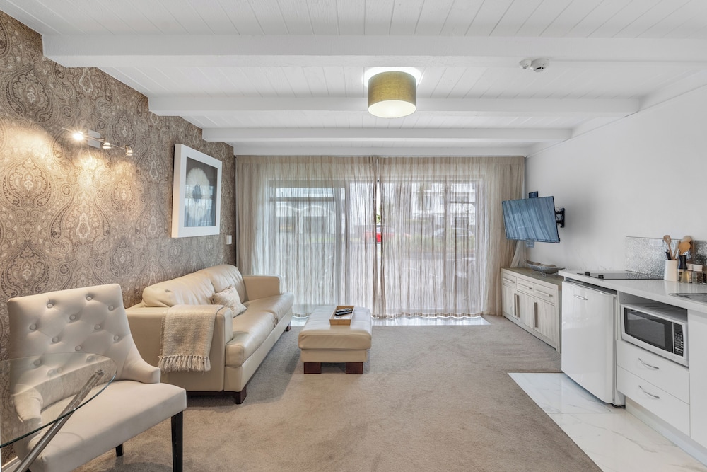 Deluxe Suite - Photo 11