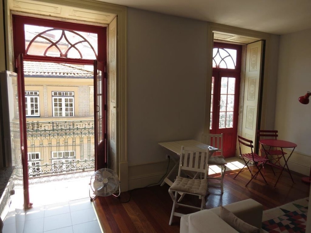 Studio, Balcony