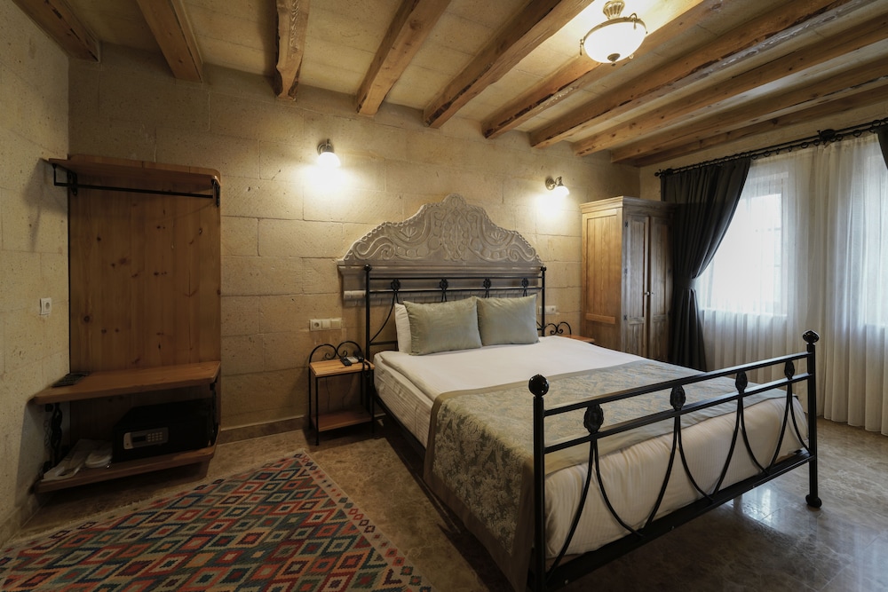 Stone Deluxe Room with Bathtub - Photo 8