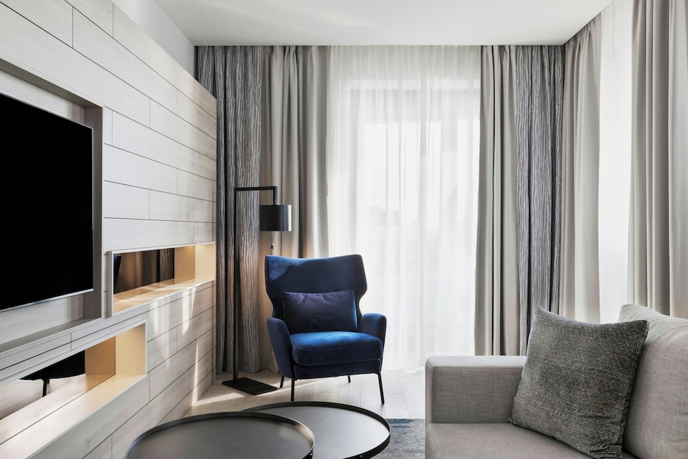 Suite, 1 King Bed, Sea View (Balcony) - Photo 2