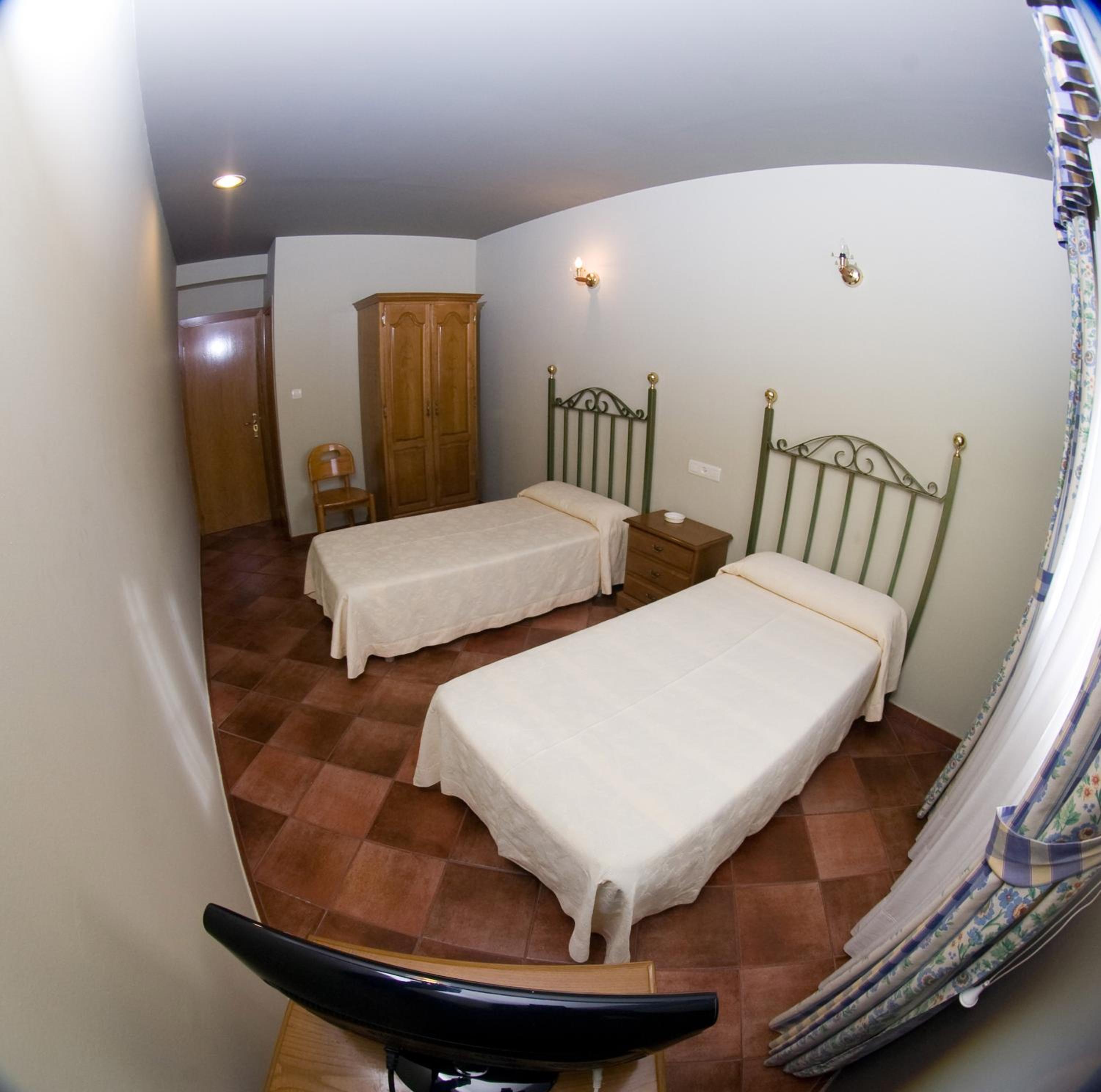 Double Room (2 Adults + 1 Child ) - Photo 3