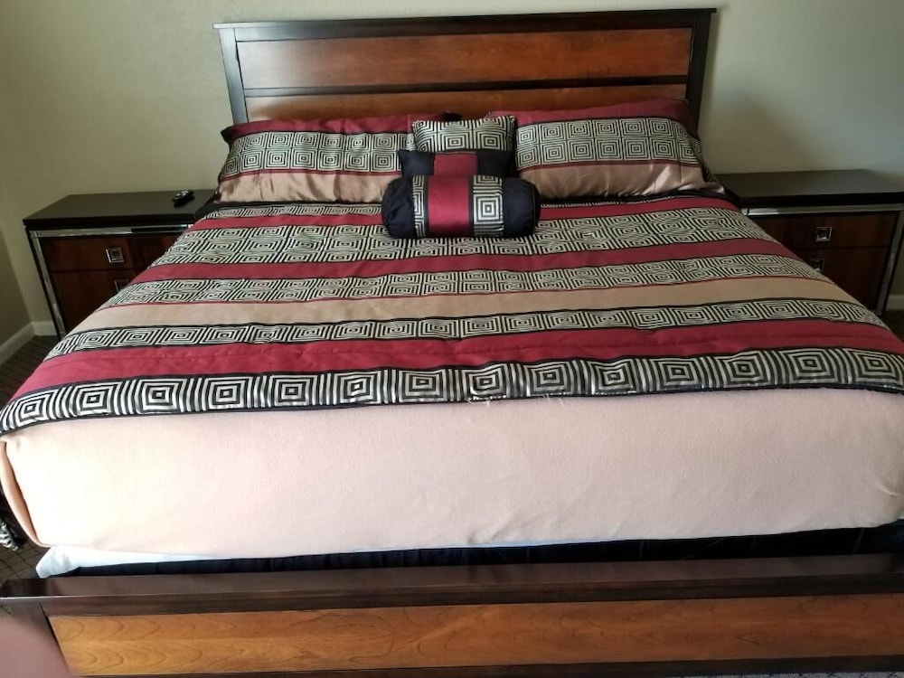 Standard Single King Bed photo 1