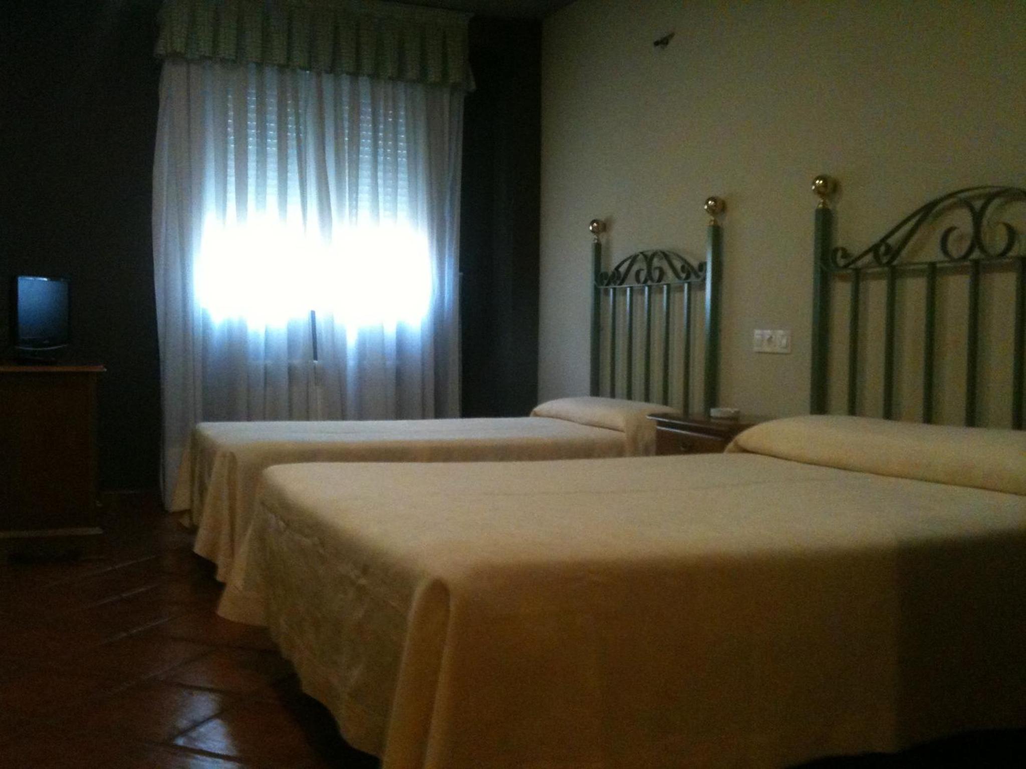 Double Room (2 Adults + 1 Child ) - Photo 1