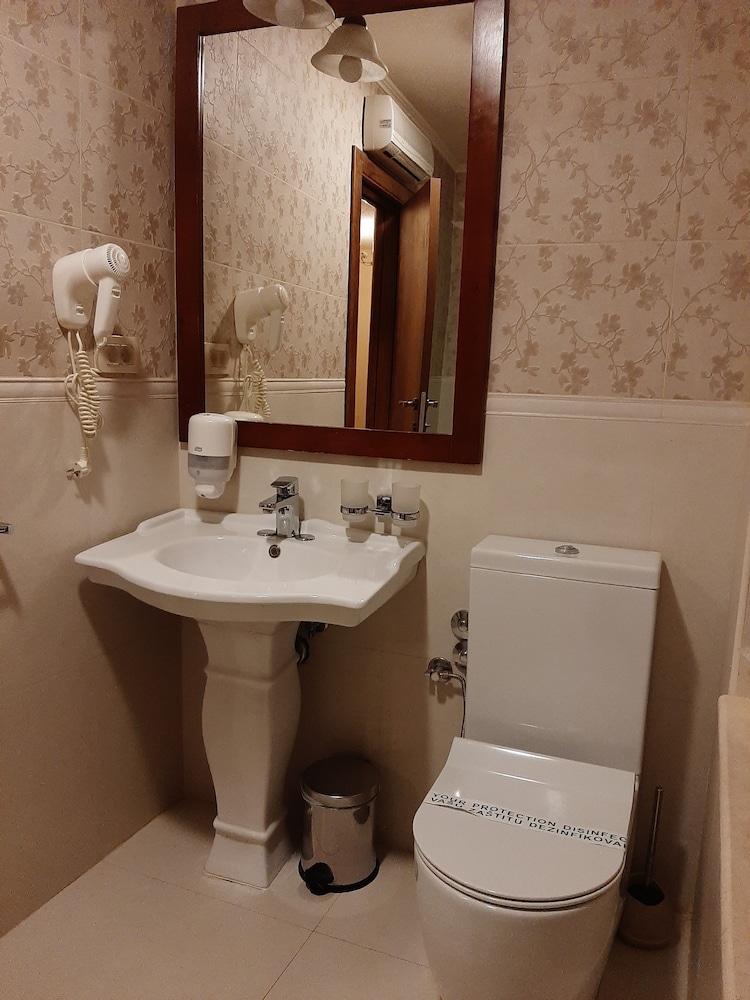 Double Room - Photo 10