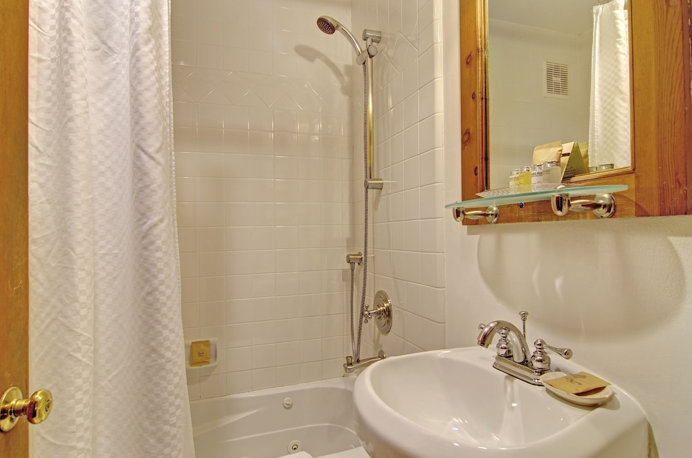 Standard Room, 1 Queen Bed, Accessible photo 3