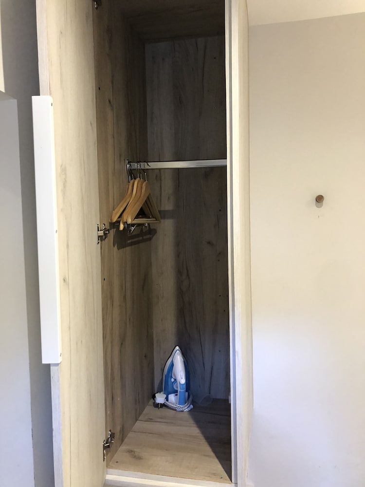 Studio, Ensuite photo 3