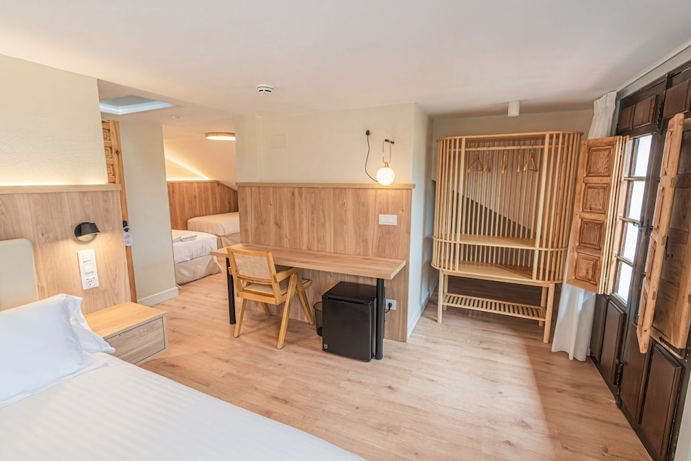 Deluxe Quadruple Room, City View photo 2