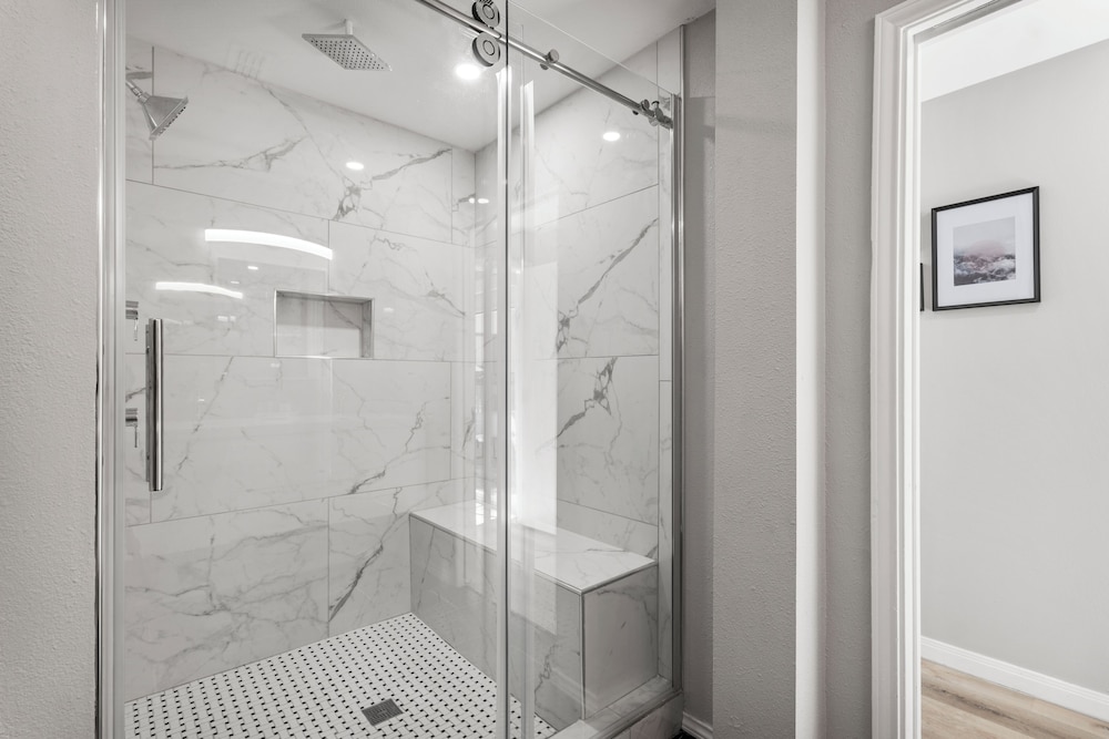 Executive Suite - Photo 6
