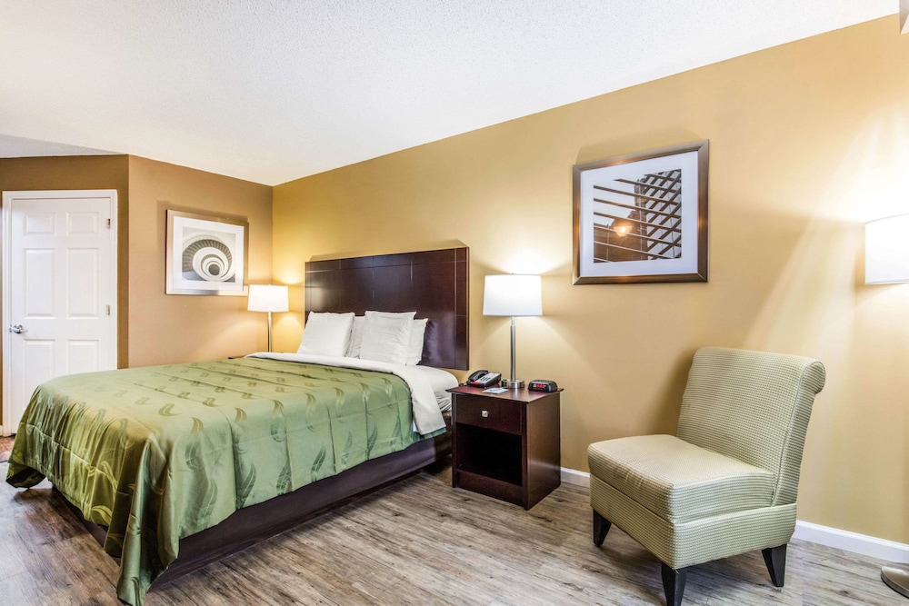 Standard Room, 1 King Bed, Non Smoking - Photo 2