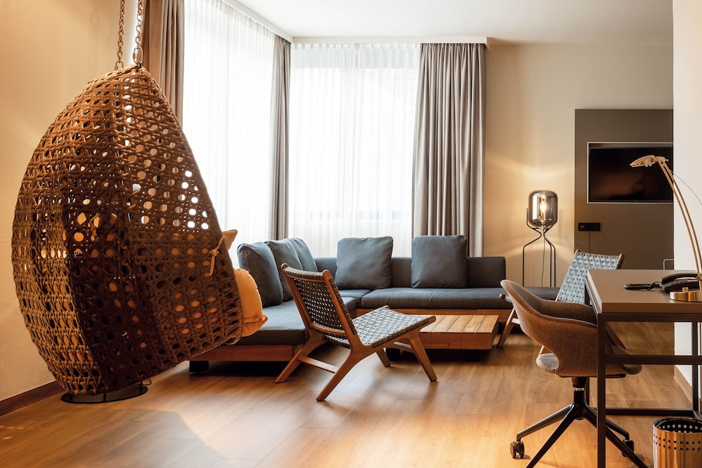 Suite - Photo 1