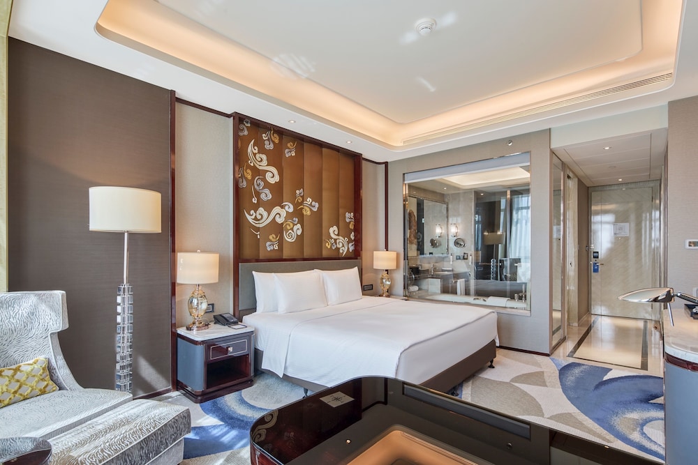 Club Room, 1 King Bed, Lake View photo 3