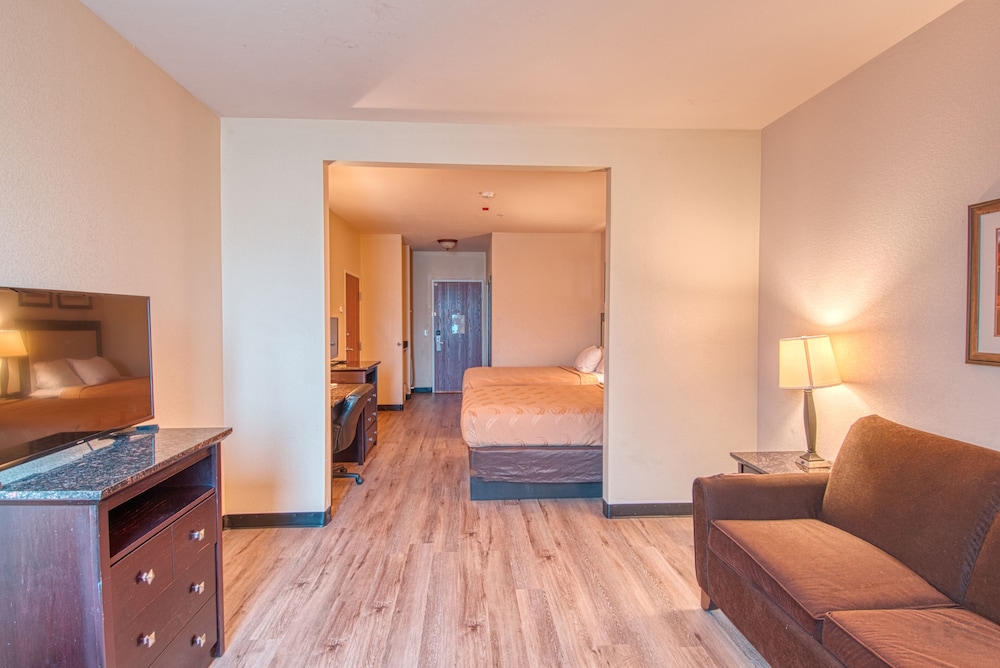 Suite, 2 Queen Beds photo 2