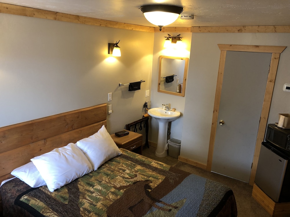 Motel, Electric Peak (106) - Queen, Private Bath, Shower, TV, MW, F, No Roll-away photo 2