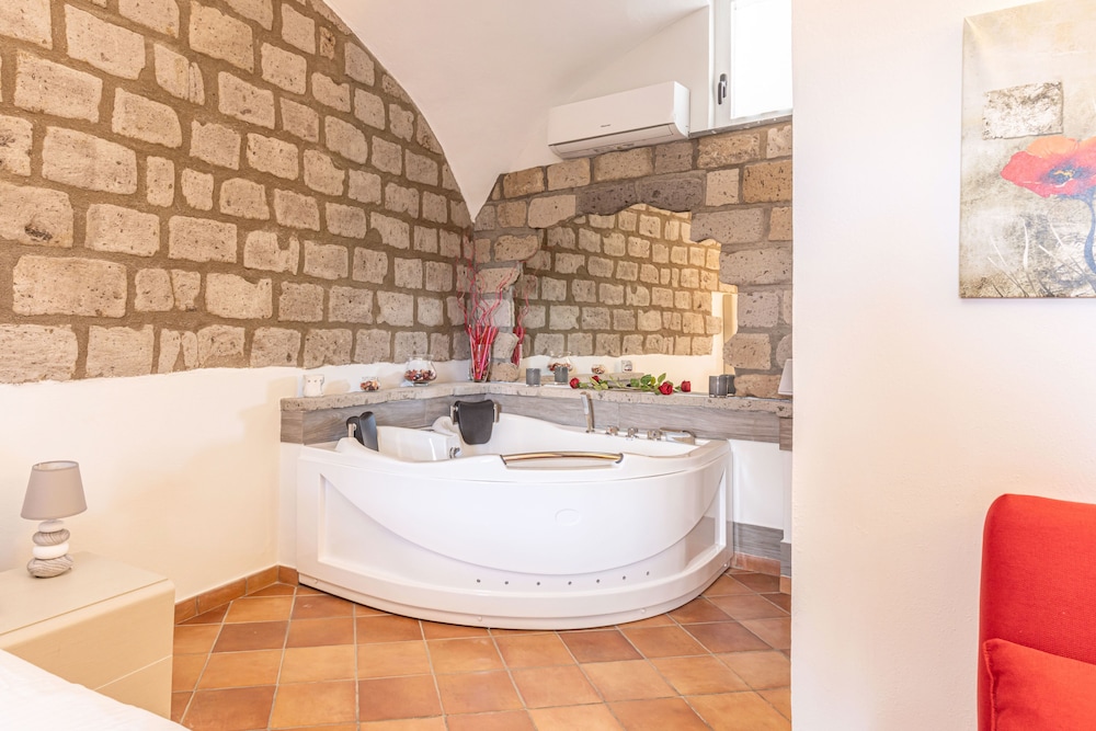 Junior Suite, Jetted Tub - Photo 3