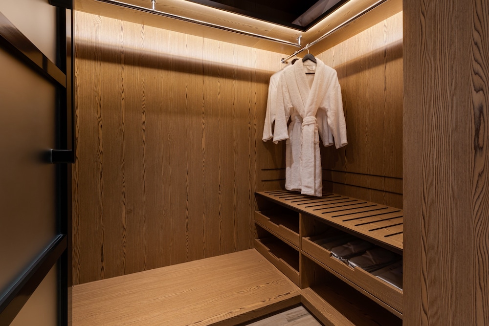 Junior Suite, 1 King Bed, Club Lounge Access, City View (Cityscape View)