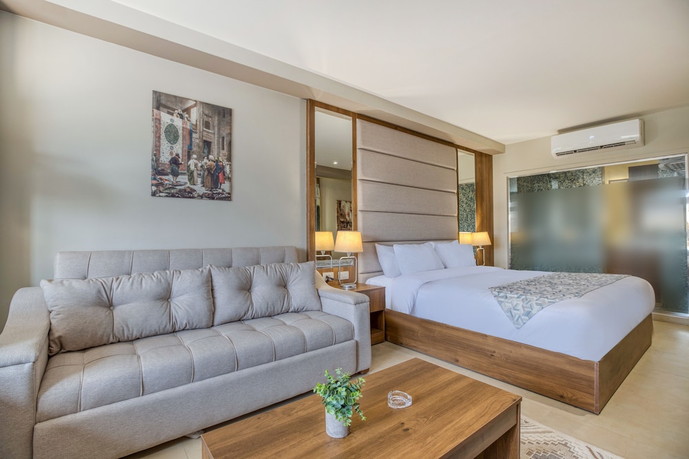 Junior Suite with Jacuzzi thumbnail 5