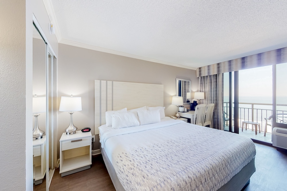Room (Studio, King Bed, Partial Ocean View) photo 1