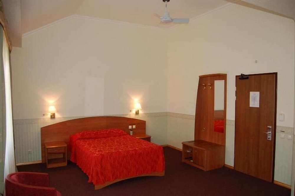 Basic Double Room Single Use, 1 Queen Bed photo 3