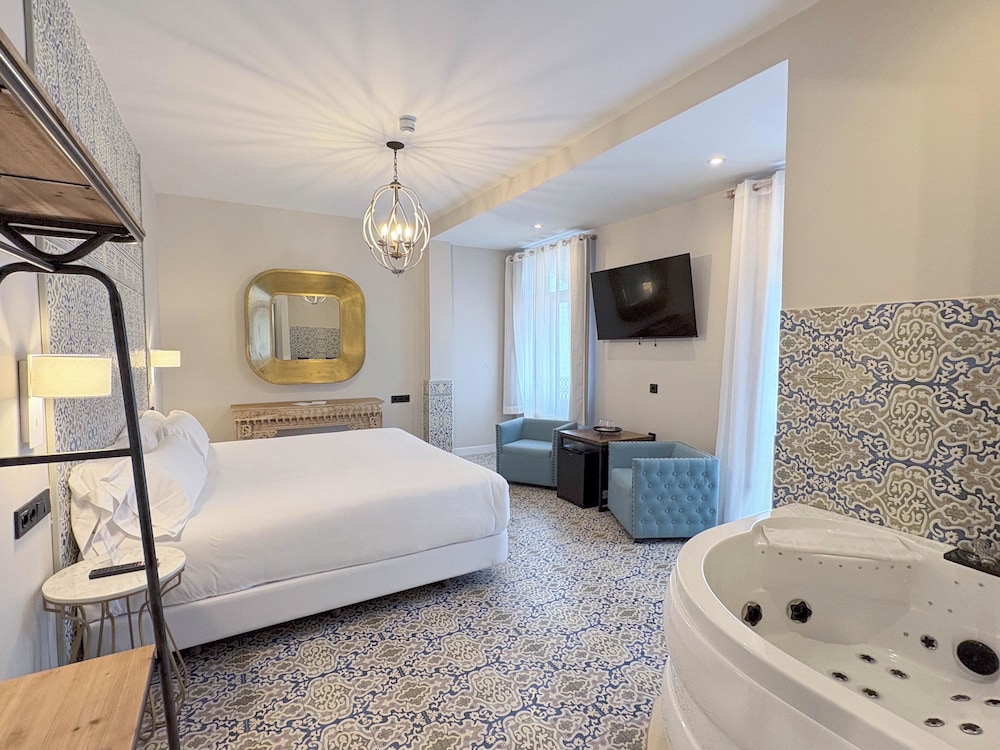 Premium Double Room, 1 King Bed, Hot Tub photo 3