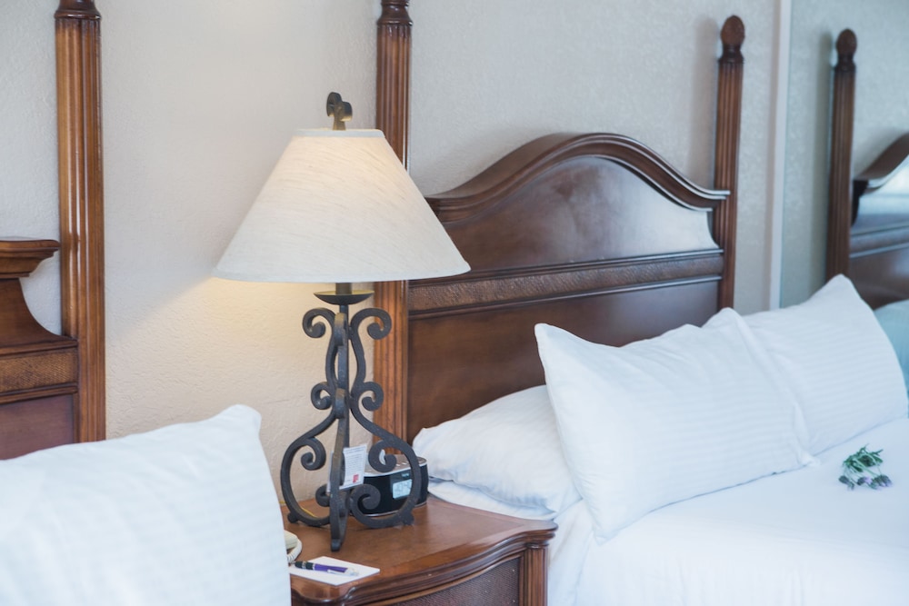 Upstairs Room, 2 Queen Beds photo 1