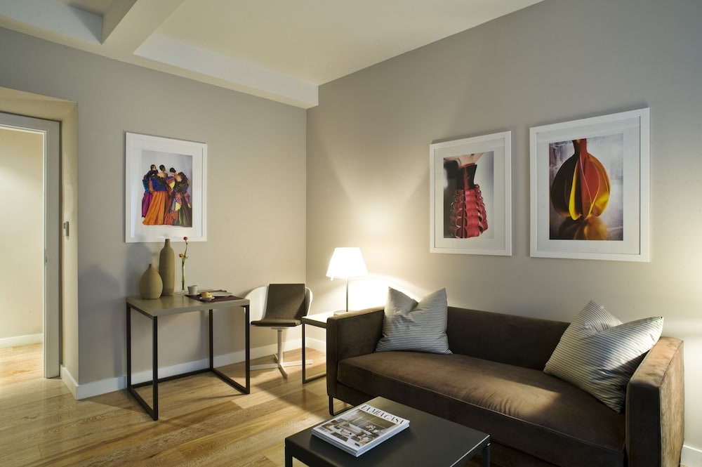 Suite (Fashion) - Photo 3