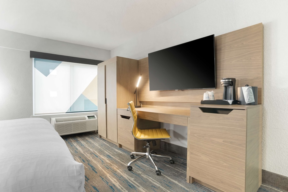 Standard Room, 1 King Bed, Refrigerator & Microwave - Photo 3