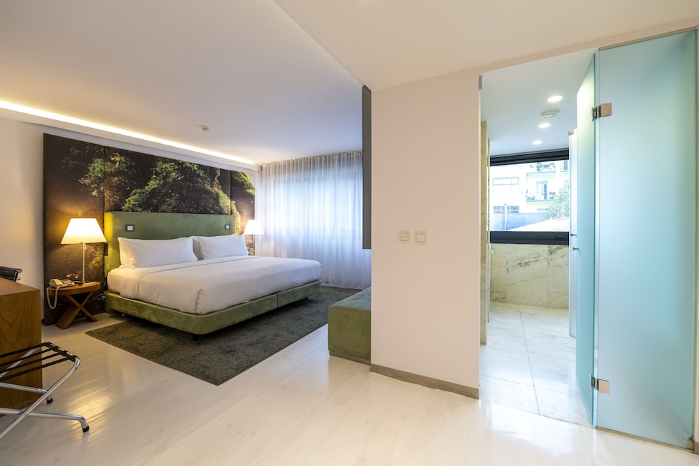 Deluxe Room, 1 King Bed, Patio thumbnail 5