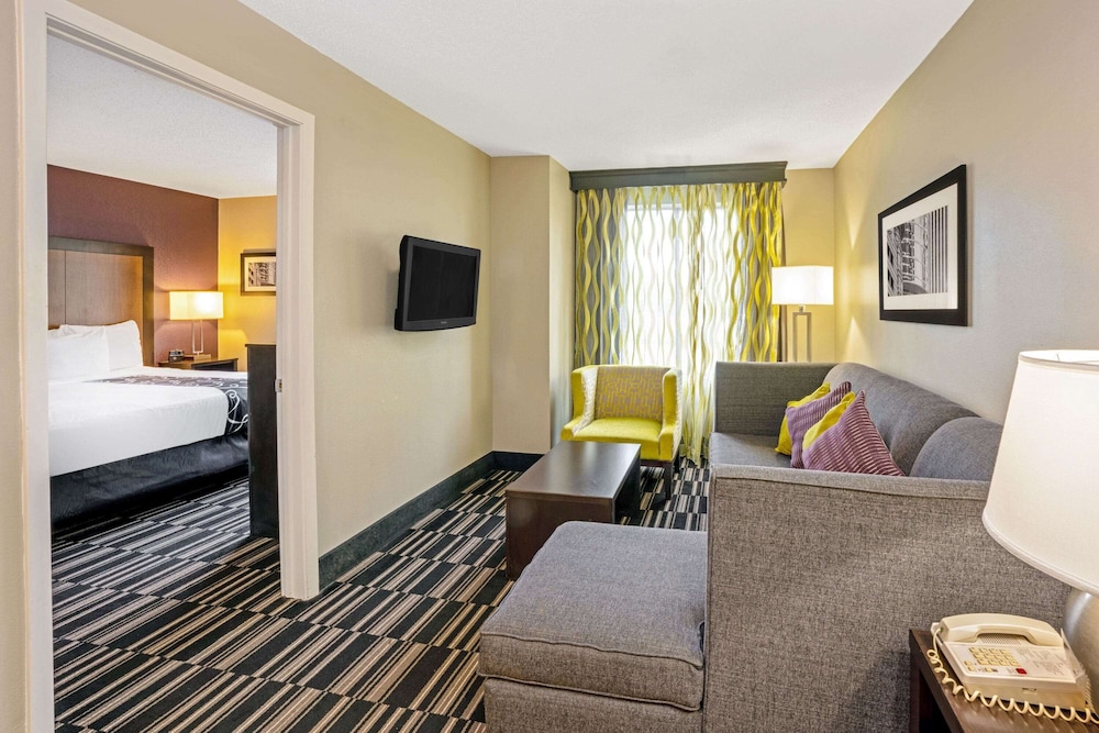 Suite, 1 King Bed, Non Smoking photo 2