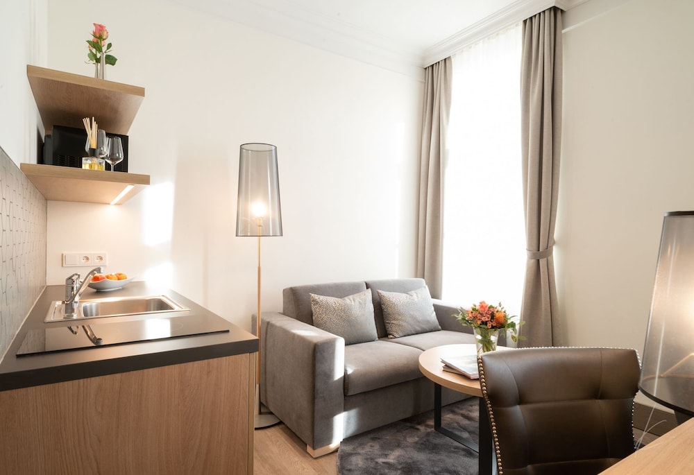 Superior Suite, 1 King Bed, Kitchenette photo 2
