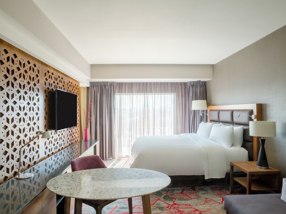 Deluxe Room (1 King View)